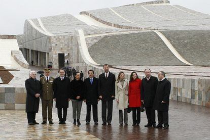 El arquitecto Peter Eisenman (izquierda) junto a los Príncipes de Asturias y demás autoridades, ayer en la Cidade da Cultura de Santiago.