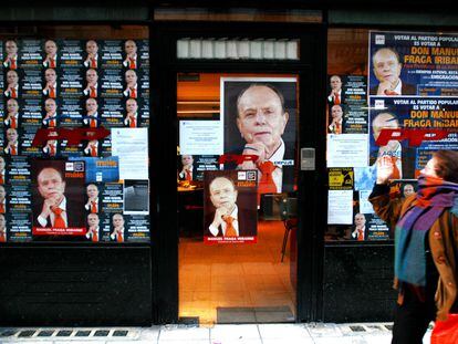 Los carteles de la propaganda política del PP en Buenos Aires, encabezado por Manuel Fraga, siguen pegados en la sede del partido tras las elecciones gallegas celebradas en 2005.