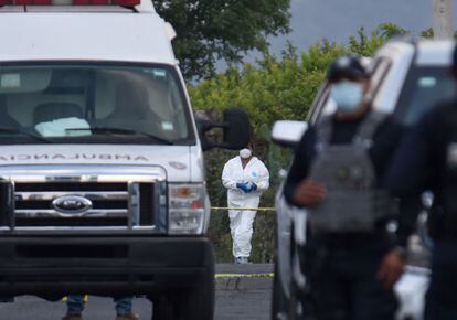 Forenses trabajan en el sitio de la emboscada de 13 policías estatales, el 18 de marzo de 2021.