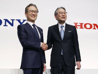 A la izquierda, el consejero delegado de Sony, Kenichiro Yoshida, da la mano al consejero delegado de Honda Motor, Toshihiro Mibe.