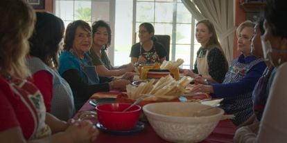 Hillary y Chelsea Clinton (derecha) comparten mesa con algunas de las mujeres de la Dolores Huerta Foundation.