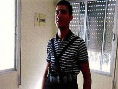 Younes Abouyaaqoub posa amb una armilla suposadament carregada amb explosius. En vídeo: Així va ser el final dels terroristes.