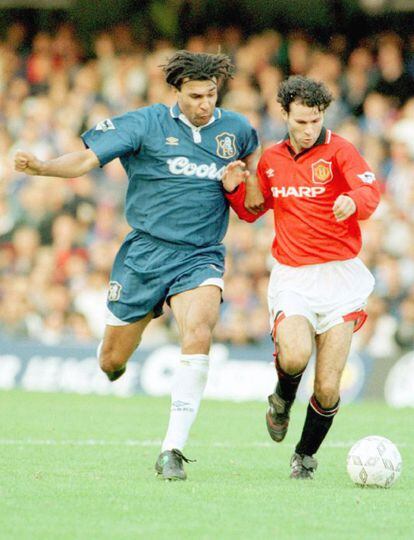 Partido de fútbol de la liga inglesa disputado entre el Manchester United y el Chelsea. En la imagen, , Ryan Giggs y Ruud Gullit en una jugada del encuentro en 1995