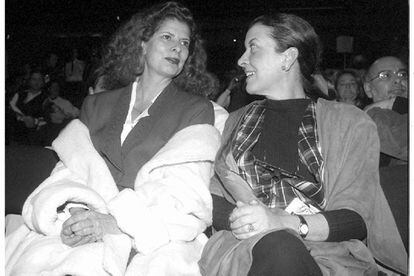 La entonces ministra de Cultura, Carmen Alborch, y Cuca Solana, directora del comité de moda de la Pasarela Cibeles, en un desfile deFrancis Montesinos en 1996.