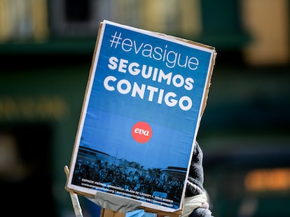 Un cartel en el que se lee: `EVA sigue, Seguimos contigo´ durante la manifestación en defensa de la continuación de EVA en el antiguo mercado de frutas y verduras de Legazpi, en Madrid este domingo