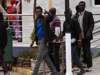 Migrantes trasladados este domingo al centro de estancia temporal de inmigrantes de Melilla tras saltar la valla.