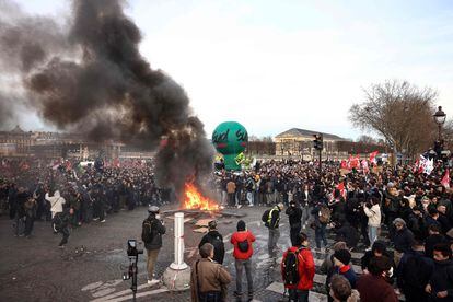 Manifestantes alrededor de una hoguera en la plaza de la Concordia de París, este jueves. 