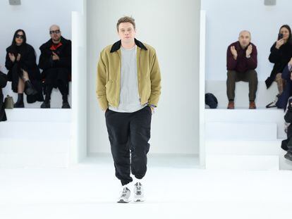 Jonathan Anderson saluda al final de su desfile de moda masculina en París, en enero de 2023.