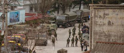 Tropas uniformadasy sin identificar hacen guardia en Balaklava, a las afueras de Sebastopol, en Ucrania.