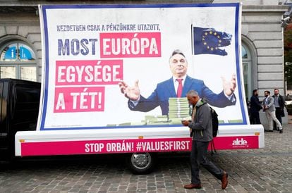 Un anuncio contra el primer ministro húngaro, Viktor Orbán, este martes frente al Parlamento europeo, en Bruselas.