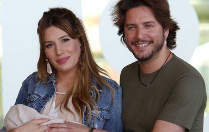 Manuel Carrasco y Almudena Navalón presentan a su hija Chloe, en Madrid, en junio de 2017.