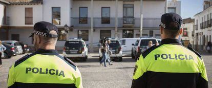 Dos policías locales de Valdemoro (Madrid). 