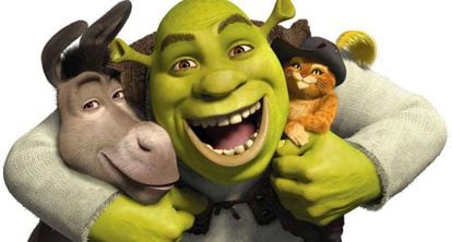 Shrek, la gran estrella de Dreamworks, abraza a Asno y al Gato con botas.