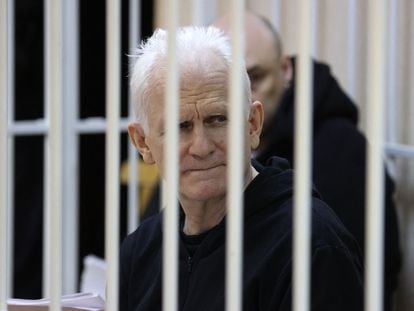 El premio Nobel de la Paz Ales Bialiatski, durante una sesión de su juicio en enero de 2023.