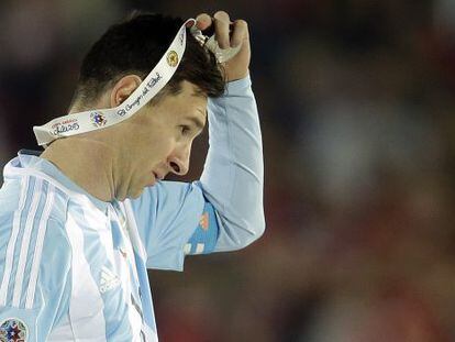 Lionel Messi es treu la medalla de plata de la Copa Amèrica.