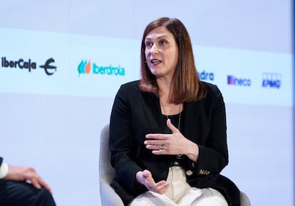 Carolina Martinoli, directora de Personas, Asuntos Corporativos y Sostenibilidad de IAG, el grupo al que pertenecen las aerolíneas British Airways, Iberia, Vueling o Aer Lingus, ha indicado que el proceso de descarbonización de la aviación “es posible aunque no sea fácil ni rápido ni lo puede hacer solo una aerolínea”.