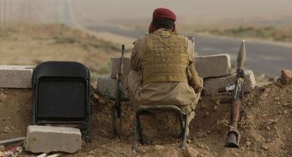 Un &#039;peshmerga&#039; vigila su puesto de los yihadistas del EI.