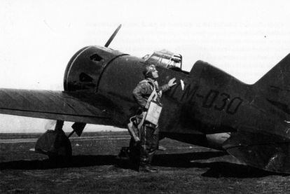Un caza republicano Mosca, con su piloto. Abajo, en silueta, el aviador Juan Ramoneda.