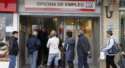 Ciudadanos en la cola ante una oficina de empleo en Madrid.