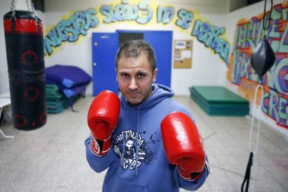 El entrenador de boxeo Julio Rubio posa en una sala en el espacio asociativo de la UVA en Madrid.