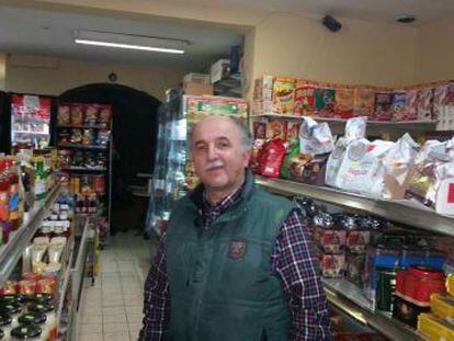 El belga de origen turco Can Coskun en su tienda de la comuna de Forest.