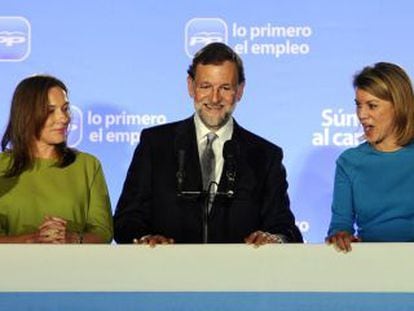 Mariano Rajoy, rodeado de, izquierda a derecha, Ana Mato, su esposa, Elvira Fernández, María Dolores de Cospedal y Soraya Sáenz de Santamaría.
