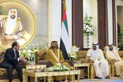 El jeque Mohamed Bin Rashid al Maktum da la bienvenida al presidente Abdul Fattah el Sisi.