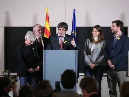Carles Puigdemont pronuncia su discurso sobre los resultados de las elecciones regionales catalanas.