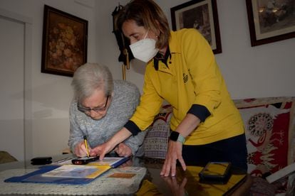 Ávila helps Nicolasa Carralero sign the receipt before receiving the money in cash in the days before she requested it from the post office.