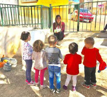 Una de las profesoras con los alumnos antes de salir para una actividad.