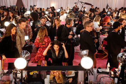 Mientras Kendall Jenner se prepara ante un espejo, medios, invitados y modelos pululan por el 'backstage' de Victoria's Secret.