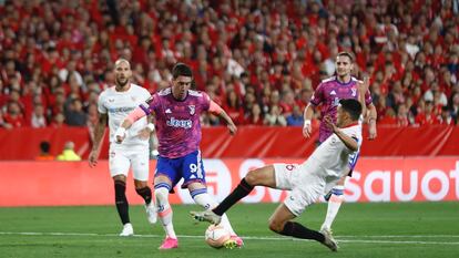 Vlahovic marca el primer gol para la Juventus en el partido ante el Sevilla en el Sánchez-Pizjuán este jueves.