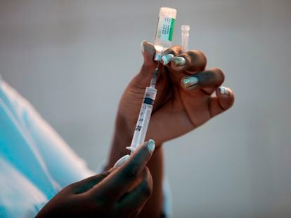 Crece la tensión entre AstraZeneca y Bruselas por el retraso en el suministro de vacunas.