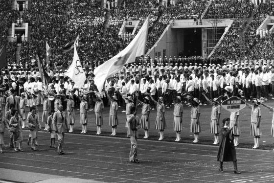 Menéndez desfila con la bandera del Cómite Olímpico en Moscú '80 por el boicot español.