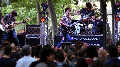 Actuaci&oacute;n de The Royal Flash en la plaza de Palacio de Alcal&aacute; de Henares.