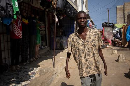 Abdul Aziz Diop, de 26 años, da un paseo por el barrio de Yoff Nbenguene, en Dakar. Cuando tenía siete años empezó a sufrir problemas para caminar y utilizar sus manos. Sufre de una neuropatía congénita pendiente de diagnosticar, igual que su hermano Mohamed. Sus padres murieron y se pasa el día viendo la televisión en su humilde casa, donde sobrevive gracias a la ayuda de sus hermanos. “Es muy difícil ser discapacitado en Senegal”, asegura.