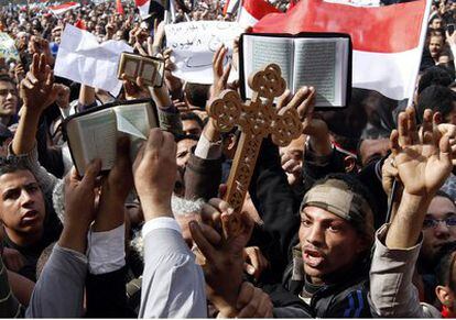 Si el viernes fueron los cristianos quienes se unieron a los musulmanes en su rezo semanal por la salida de Mubarak del poder y como parte de las manifestaciones de protesta, hoy domingo son los musulmanes los que se unen a los cristianos en la misma labor. Coranes y crucifijos se mezclan en la plaza de la Libertad.