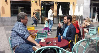 López de Uralde y Garzón, reunidos la pasada semana en una terraza de Madrid.