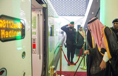 El rey de Arabia Saudí, Salmán bin Abdulaziz, ingresa al tren que unirá las ciudades saudíes de Medina y La Meca.