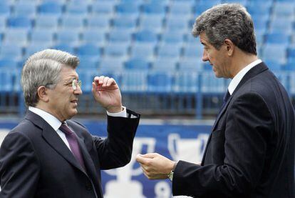 Enrique Cerezo y Miguel Ángel Gil Marín charlan en el estadio Calderón.