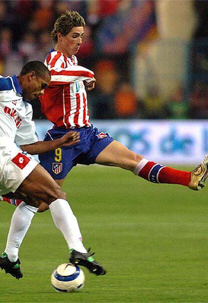 Fernando Torres pelea el balón con el zaragocista Álvaro.