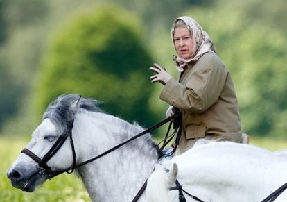 Isabel II monta a caballo en las cercanías del castillo de Windsor el 2 de junio de 2006. 