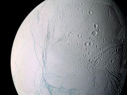 La luna Encelado de Saturno, con las largas fracturas en su superficie, llamadas rayas de tigre, por las que salen chorros de hielo y vapor de agua.