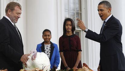 El presidente de Estados Unidos, Barack Obama, con sus hijas Sasha y Malia, perdona a Liberty, un pavo de 19 semanas y 20 kilos el día antes de Acción de Gracias.