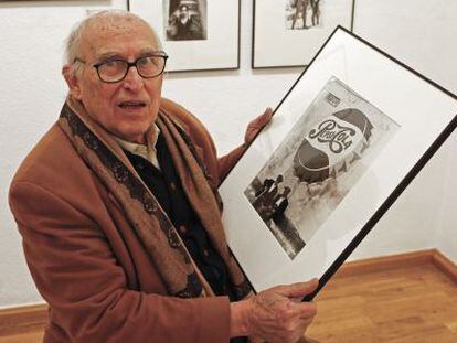 Oriol Maspons, con una de sus fotograf&iacute;as en 2008.