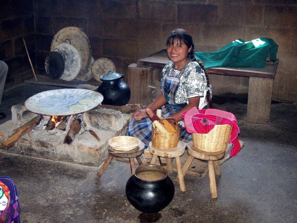 Mujer tzotzil, una de las etnías mayoritarias en Chiapas, cocinando.