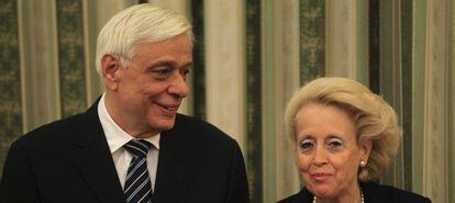 La primera ministra interina, Vasiliki Zanu, y el presidente de la Rep&uacute;blica, Prokopis Pavl&oacute;pulos 