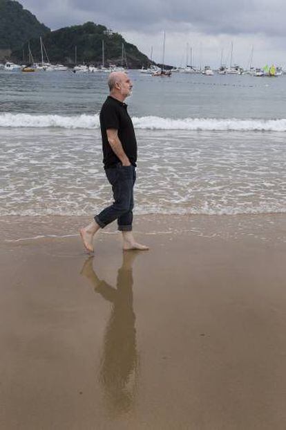 Fernando Aramburu, en La Concha de San Sebastián.
