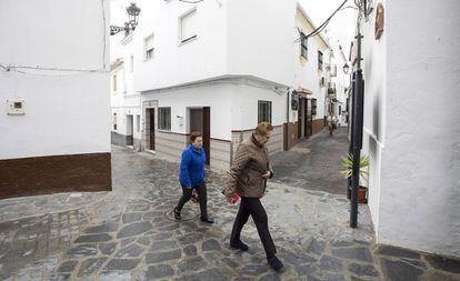 Vecinas de Canillas de Aceituno, en la Alta Axarquía, la población que más vecinos ha perdido de Málaga en los últimos diez años.