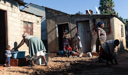 Una mañana ajetreada en la casa de Tapiwa Chiroodza en el barrio de Mbare, en Harare (Zimbabue), el 30 de marzo de 2020, primer día del periodo de cuarentena. Las personas más empobrecidas y que viven al día son las más vulnerables ante esta nueva situación.